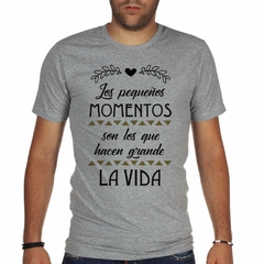 Remera Los Pequeños Momentos Hacen Grande - comprar online