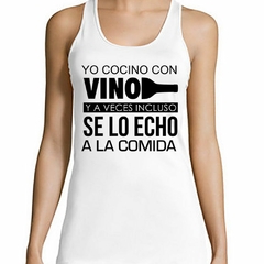 Musculosa Deportiva Yo Cocino Con Vino Negro Botella - comprar online