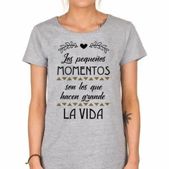 Remera Los Pequeños Momentos Hacen Grande - tienda online