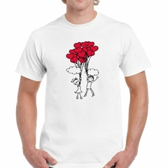 Remera Enamorados Volando Globos Corazones - comprar online