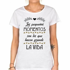 Remera Los Pequeños Momentos Hacen Grande - TiendaCubik