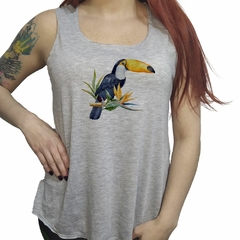Musculosa Tucan Parado En Una Rama Con Hojas