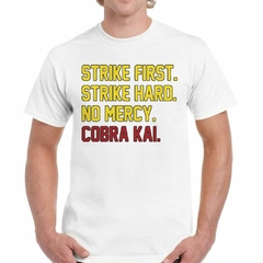 Remera Cobra Kai Strike Hard No Serie Lucha #1 - TiendaCubik