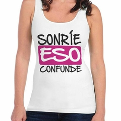 Musculosa Deportiva Sonrie Eso Confunde Smile