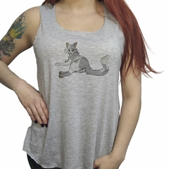 Musculosa Gato Con Manchas Grises Descansando