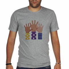 Remera Sindrome De Down Manos Simbolo Color - TiendaCubik