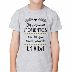 Remera Los Pequeños Momentos Hacen Grande en internet