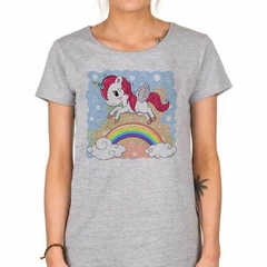 Remera Unicornio Volando Sobre Arcoiris - tienda online