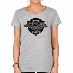 Remera Calavera Con Alas Boina Y Cuchillos en internet