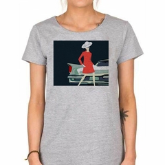 Remera Mujer Posando Al Lado De Un Auto - TiendaCubik