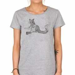Imagen de Remera Gato Con Manchas Grises Descansando
