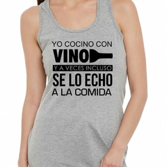 Musculosa Deportiva Yo Cocino Con Vino Negro Botella