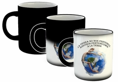 Taza La Tierra No Nos Pertenece Hombre en internet