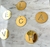 CD199 - Pingente Medalha Letra Inicial Dourado