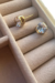 Brinco Ponto de Luz Caixa Inglesa Banhado em Ouro (8mm)