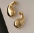 Brinco Gota Curvada Banhada em Ouro