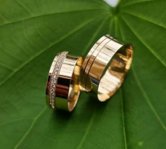 Par alianças reta de moeda 7mm, metade em pedras a feminina c/ forro