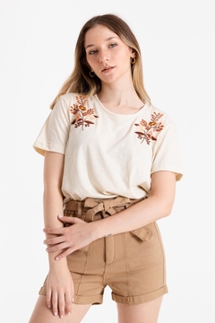 REMERA BORDADA FLOR - comprar online