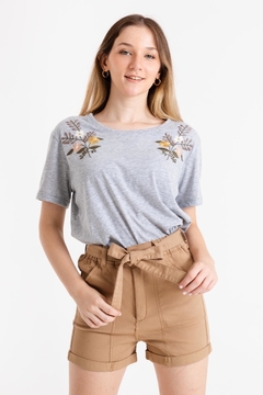 REMERA BORDADA FLOR - tienda online