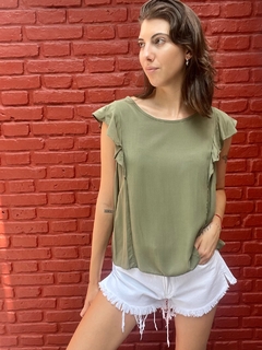 BLUSA SOFI VERDE CON VOLADOS en internet