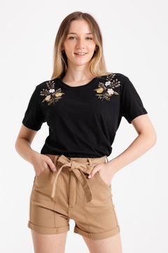 Imagen de REMERA BORDADA FLOR