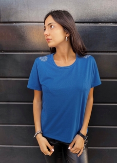REMERA APLIQUE FLOR
