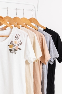REMERA BORDADA FLOR