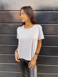 REMERA APLIQUE FLOR - Terra Indumentaria SL