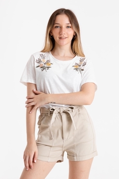 REMERA BORDADA FLOR