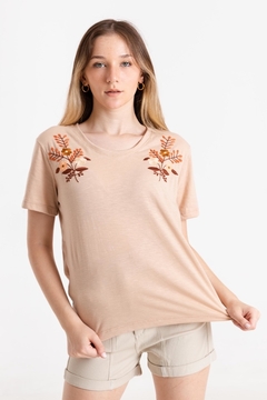 REMERA BORDADA FLOR - Terra Indumentaria SL