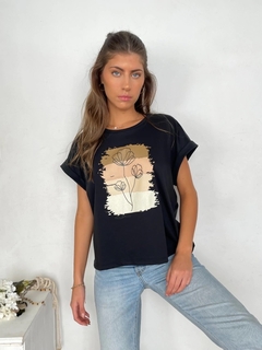 REMERA FLORES MAGA