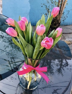 Florero con 10 tulipanes