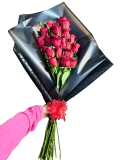 Ramo 24 rosas - comprar en línea