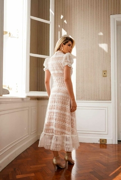 Vestido midi em guipir fundo nude - comprar online