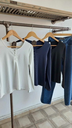Reme morley manga larga tipo termica botones (stock negra y azul) - comprar online