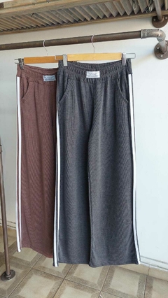 Jogger adidas morley friza talle 2 a 5 (stock en gris y en tostado) - comprar online
