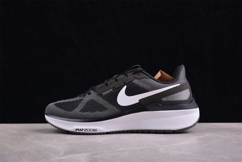 Nike Structure 25