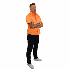 Camisa Masculina Laranja de Linho Manga Curta na internet