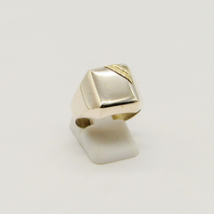 ANILLO SELLO DE HOMBRE HUECO PLATA CON APLIQUE DE ORO D23