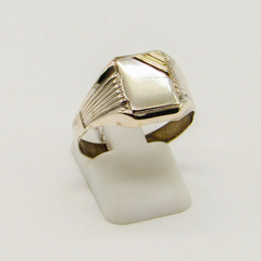 ANILLO SELLO DE HOMBRE HUECO PLATA CON APLIQUE DE ORO D25
