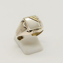 ANILLO SELLO DE HOMBRE HUECO PLATA CON APLIQUE DE ORO D26