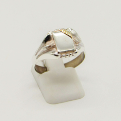 ANILLO SELLO DE HOMBRE HUECO PLATA CON APLIQUE DE ORO D32