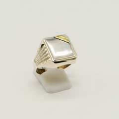 ANILLO SELLO DE HOMBRE HUECO PLATA CON APLIQUE DE ORO D5