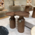 Mesa lateral Jabu em madeira maciça, com design moderno e elegante, apresentando dois tampos arredondados e uma base cilindrica.