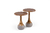 Mesa lateral Ashta com tampo de madeira maciça e base de concreto, apresentando design moderno e elegante.