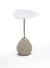 Mesa lateral Clara com tampo em mármore branco e base em concreto, design moderno e elegante.