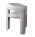 Poltrona Marina com design moderno e acolhedor, em tom claro.