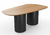 Mesa de jantar orgânica Liv com tampo de madeira e base preta em formato oval.