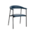 Cadeira Ohana com assento azul e estrutura preta, ideal para ambientes de sala de jantar e escritório.