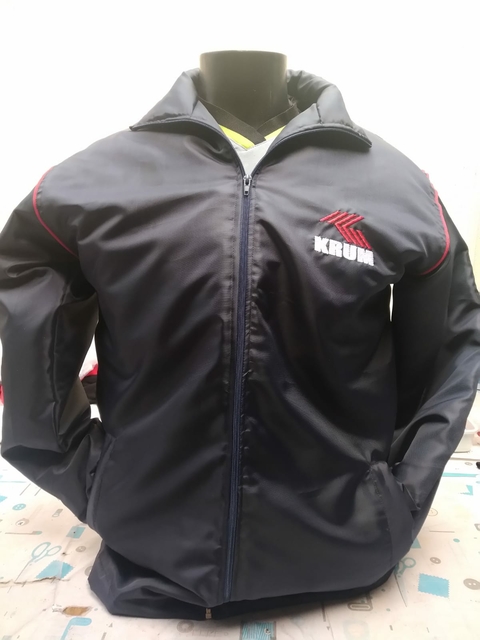 JAQUETA GRANDE AZUL PARA O FRIO EM NYLON RESINADO C/ BORDADO